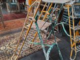 de nombreuses chaises posées à même le sol dans la pièce