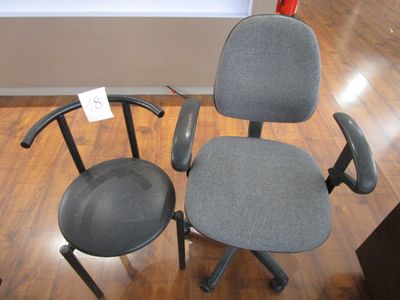 deux chaises de bureau exposées dans un magasin