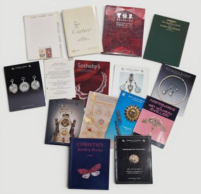 beaucoup de livres sur la table