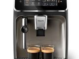 gros plan d'une machine à café avec deux tasses de café