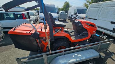 un véhicule utilitaire orange attelé à une remorque
