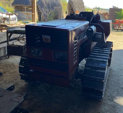 un tracteur qui est à l'arrêt dans la boue