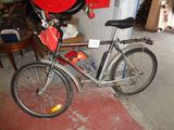 un vélo garé dans un garage, avec une borne d'incendie à l'arrière