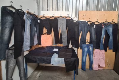 Ensemble compos principalement de jeans pour femme, avec qu…