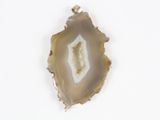 une photo d'une tranche d'agate posée sur une surface blanche