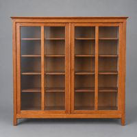 Grande vitrine bibliothèque en bois naturel mouluré, ouvrant…