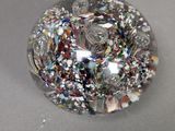 une photo d'une boule en verre recouverte de paillettes