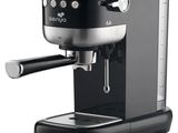 un gros plan d'une machine à café noire sur fond blanc
