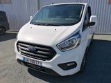la camionnette blanche est garée devant un bâtiment
