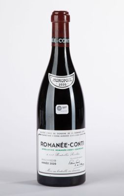 une bouteille de vin posée sur une table