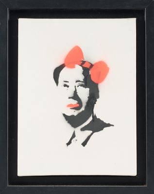 une image représentant un tableau d'une femme avec des nœuds rouges sur la tête