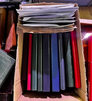 beaucoup de livres dans une boîte posée sur le sol