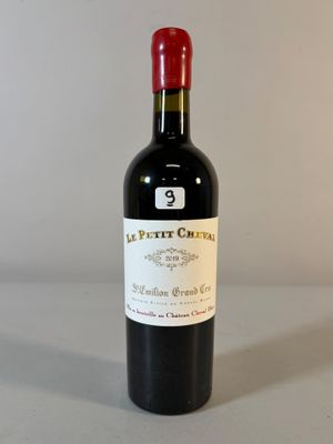 une bouteille de vin posée sur une table