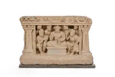 une photo représentant une sculpture d'un groupe de personnes assises sur un banc