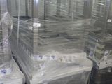 de nombreuses piles de cartons emballés dans du plastique