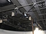 many lights that are hanging from the ceiling in the room