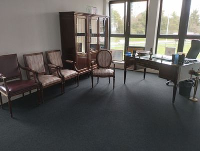 Ensemble de mobilier de bureau comprenant :