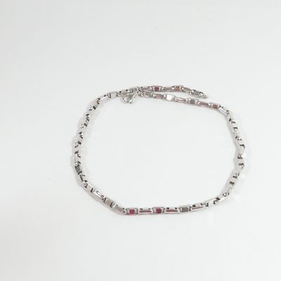 un bracelet en argent orné de pierres roses sur fond blanc