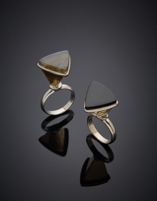 une paire de bagues ornées d’un triangle et d’une pierre en forme de triangle