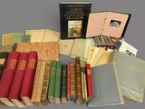 un grand nombre de livres posés sur une table