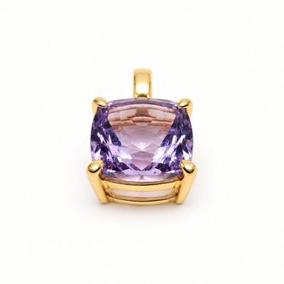 an amethorate pendant in yellow gold with a square cut amethorate