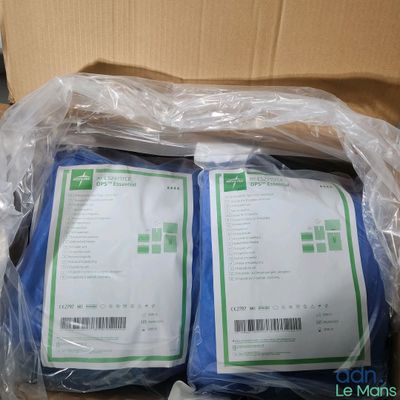 Deux sacs de nourriture sont posés dans une boîte sur une table