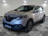 la voiture argentée est garée sur le sol en damier d'un garage