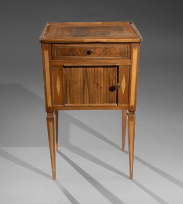 une vieille table en bois surmontée d'un tiroir