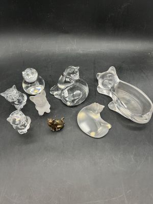 un ensemble de figurines en verre posées sur une surface noire