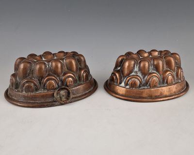 a pair of bronze figurines of elephants on a pedestal