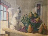 un tableau représentant une corbeille de fruits posée sur une table, à côté d'une statue