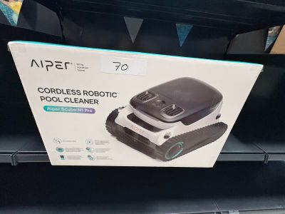 La boîte d'un robot nettoyeur de piscine se trouve sur l'étagère.