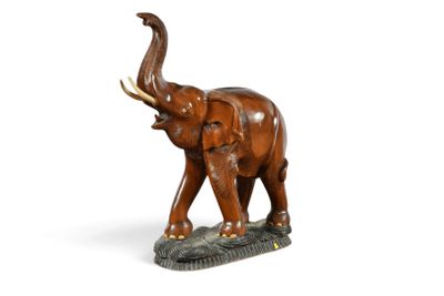statue d'un éléphant avec des défenses sur fond blanc
