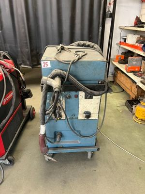 une machine bleue qui se trouve dans une pièce