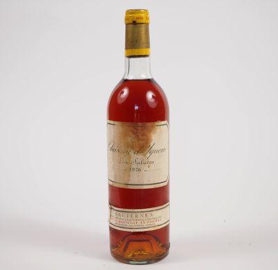 une bouteille de vin posée sur une surface blanche