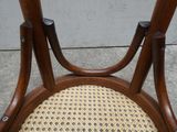 un gros plan d'une chaise en bois avec une assise en osier