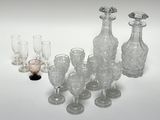 un grand nombre d'objets en verre posés sur une table