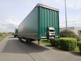 un camion semi-remorque garé sur le côté de la route