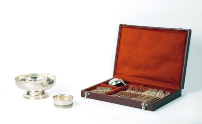 une coupe en argent et une assiette en argent dans un coffret en bois