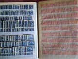 un livre qui contient beaucoup de timbres