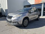 la voiture argentée est garée devant un bâtiment