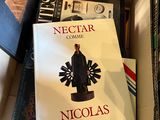 une boîte remplie de livres posée sur une table