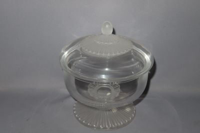LALIQUE France Coupe couverte sur pied (ht 19)