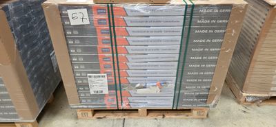 plusieurs cartons de livres empilés les uns sur les autres sur une palette