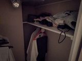 un petit placard contenant des vêtements et un ventilateur