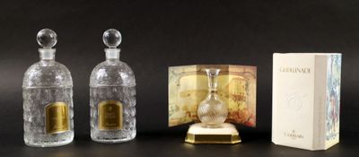 trois flacons de parfum posés l'un à côté de l'autre sur une table