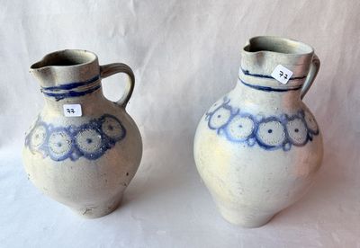 deux vases posés sur une surface blanche