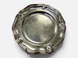 une assiette en argent antique sur fond blanc avec un fond blanc