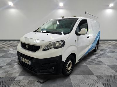 la photo d'une camionnette blanche garée dans une pièce