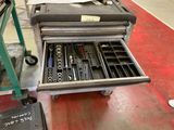 une image représentant un chariot à outils contenant des outils